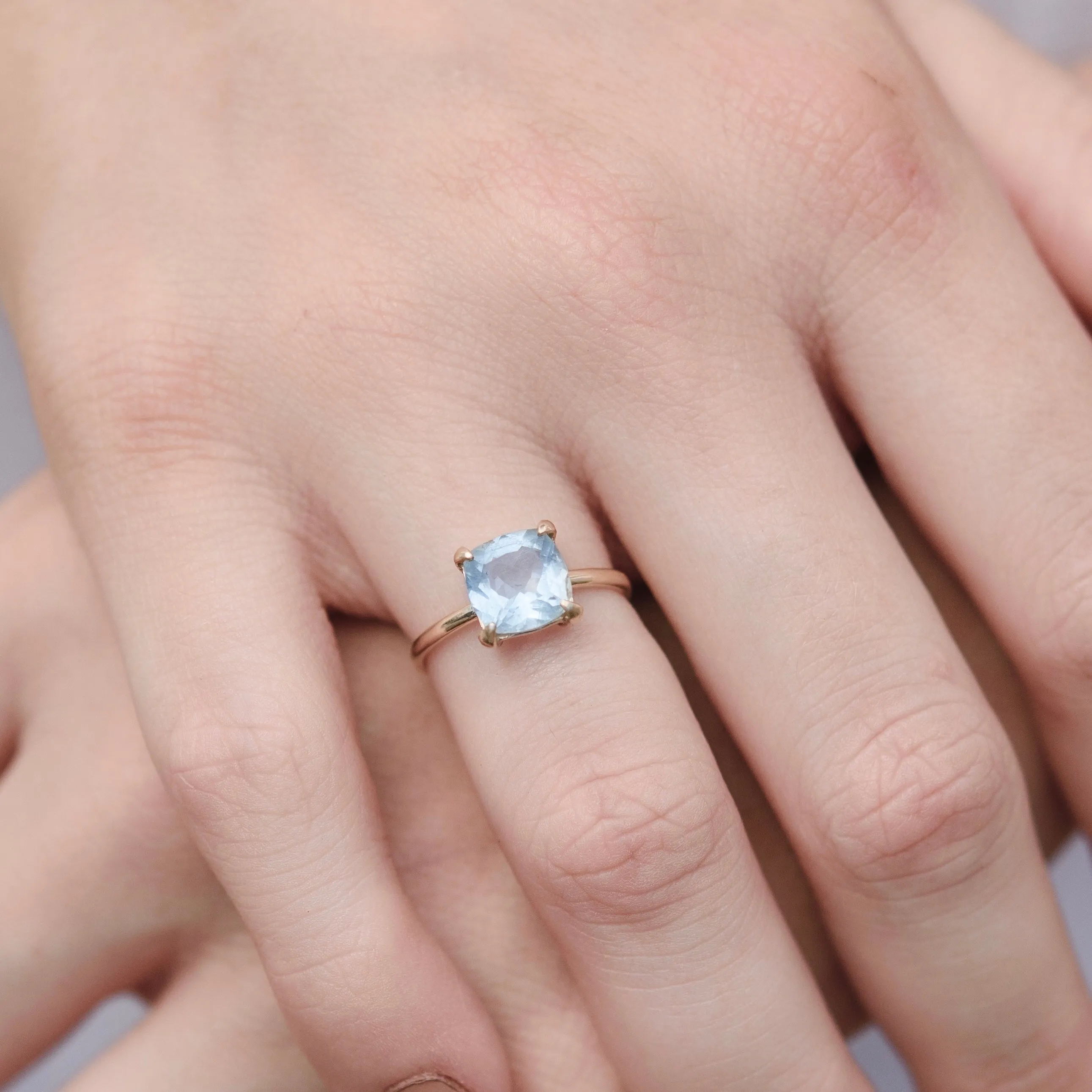 Mini Kara Ring, Blue Topaz, 9kt Yellow Gold